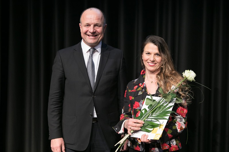 Oberbürgermeister Werner Spec übergab den Sonderpreis der Stadt Ludwigsburg an Gaby Wulff (1. Tanzclub Ludwigsburg e. V.)