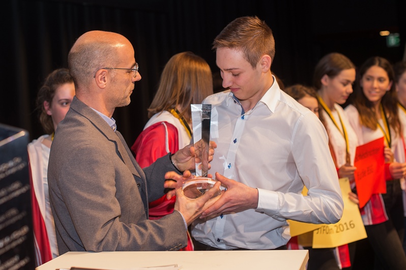 Jugendreferent Frank Weitenhagen übergibt den Walter-Tripps-Preis an Patrick Eberle (BSG Basket Ludwigsburg e.V.)