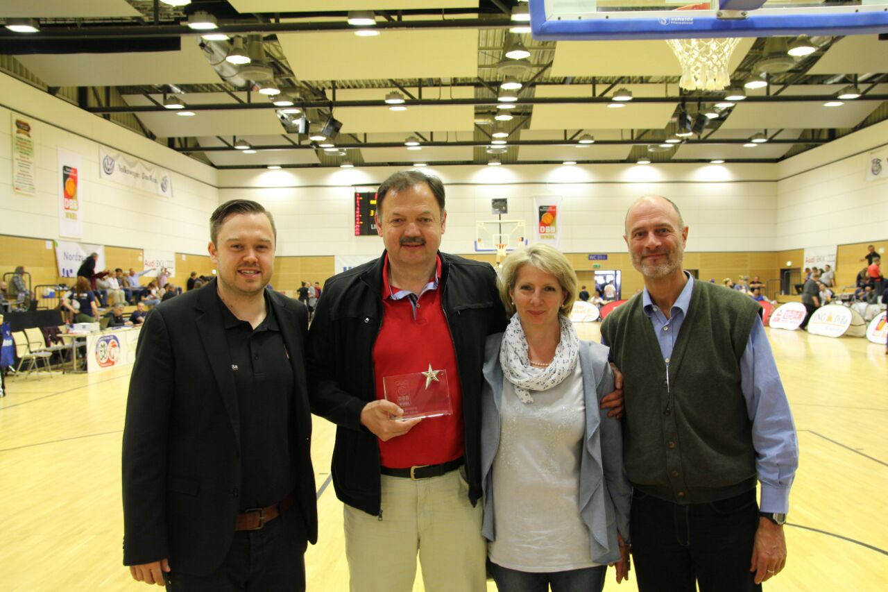 Stadtverbandstrainer Cäsar Kiersz erhält die Auszeichnung als WNBL-Trainer des Jahres